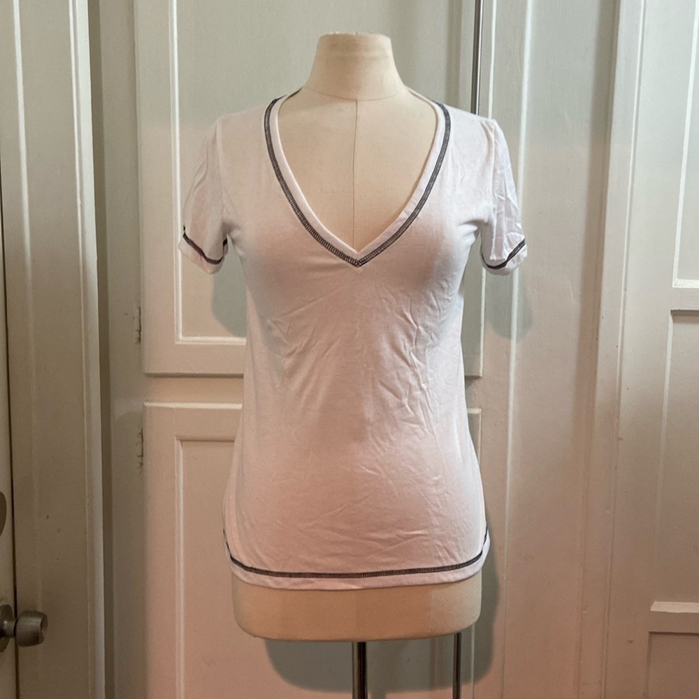 White tee shirt /blie stitching.